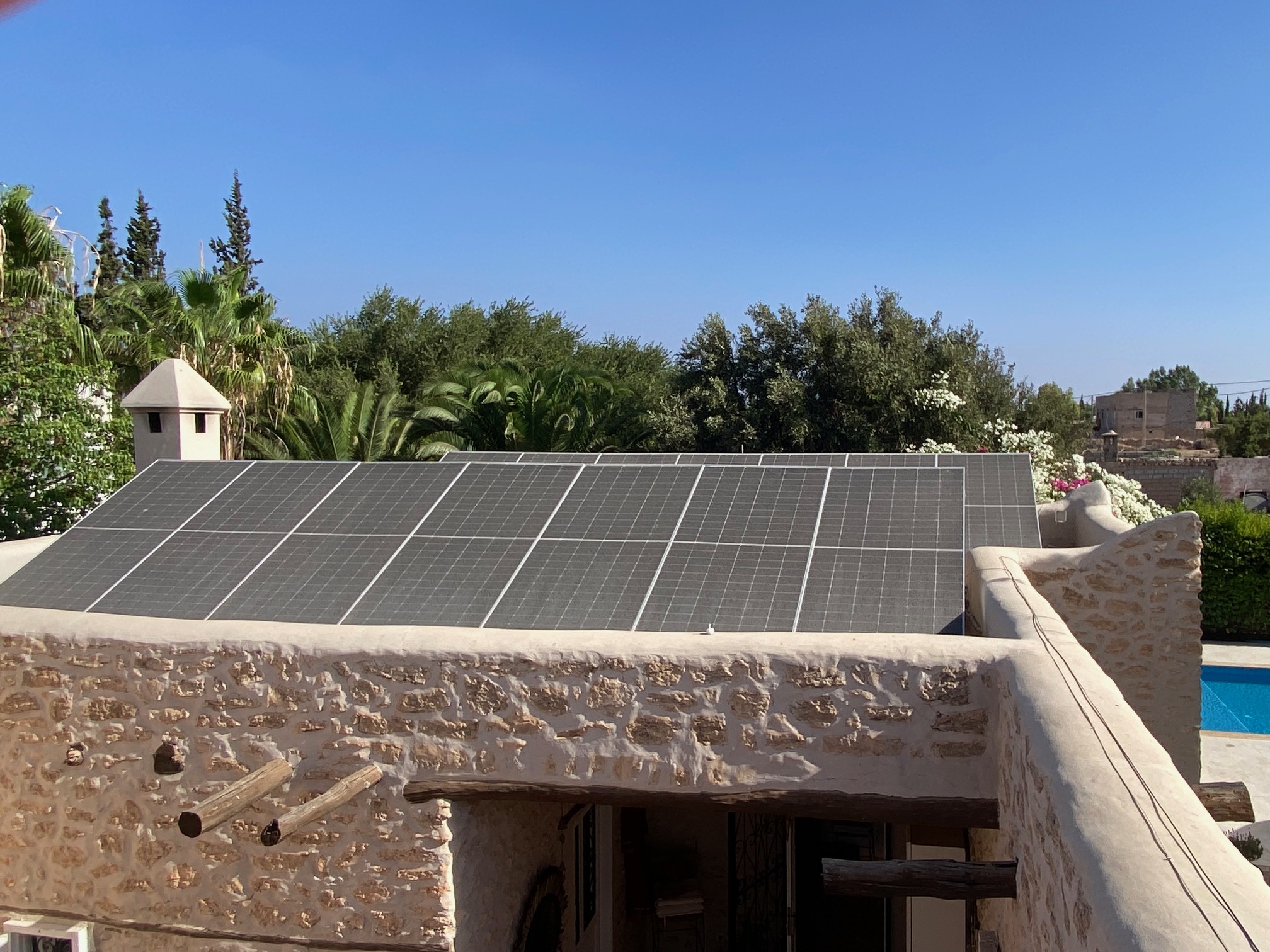 Panneaux photovoltaïques installés sur une toiture, vue rapprochée