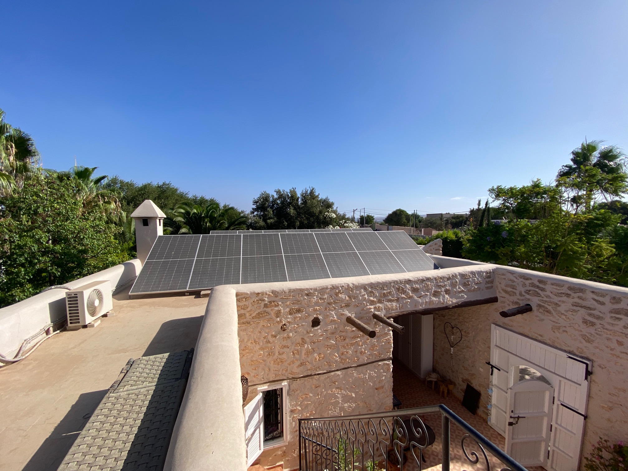 Panneaux photovoltaïques installés sur une toiture, vue d’ensemble